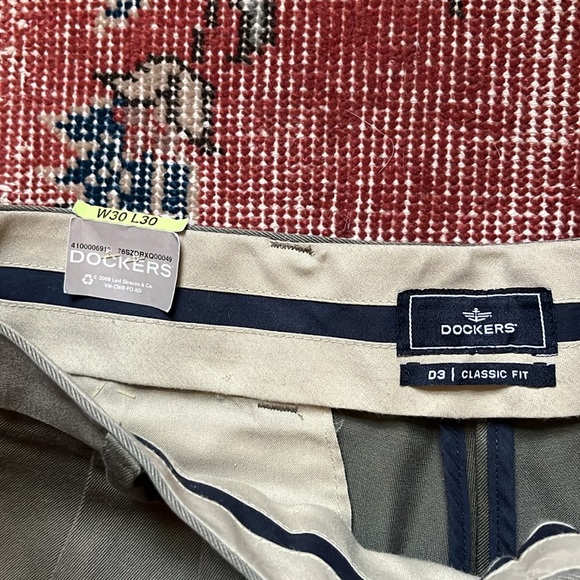 NWT Dockers Pleated D3 Classic Fit Olive Green Chinos 30 x 30 - Picture 2 of 5